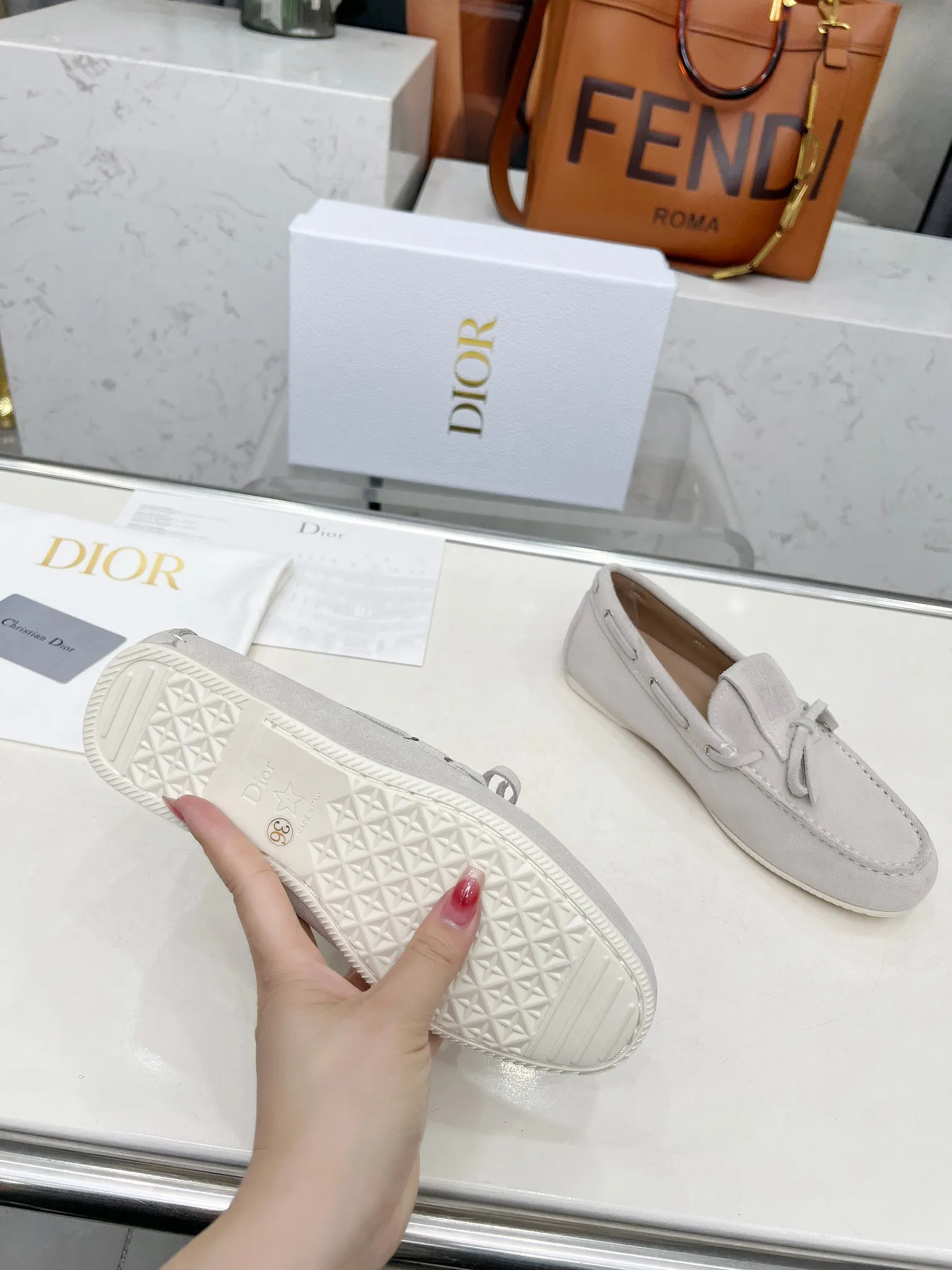 👟👟Ex-factory price 500👟👟 Dior's new spring and summer ultra-light jelly series loafers are brand new. The layout strives to create fashionable classic items. New products created at the first substantial show of Paris Fashion Week. The inspiration is cleverly combined by the D chief designer on the perfect shoe shape. Paired with brand buckles, it is even more fashionable! Original version, perfect and exquisite workmanship!  ✔️Upper: original fabric ✔️Inner lining: imported sheepskin lining ✔️Sole: original outsole ✔️Size: #35-41 (40 41 customized items are not returnable)